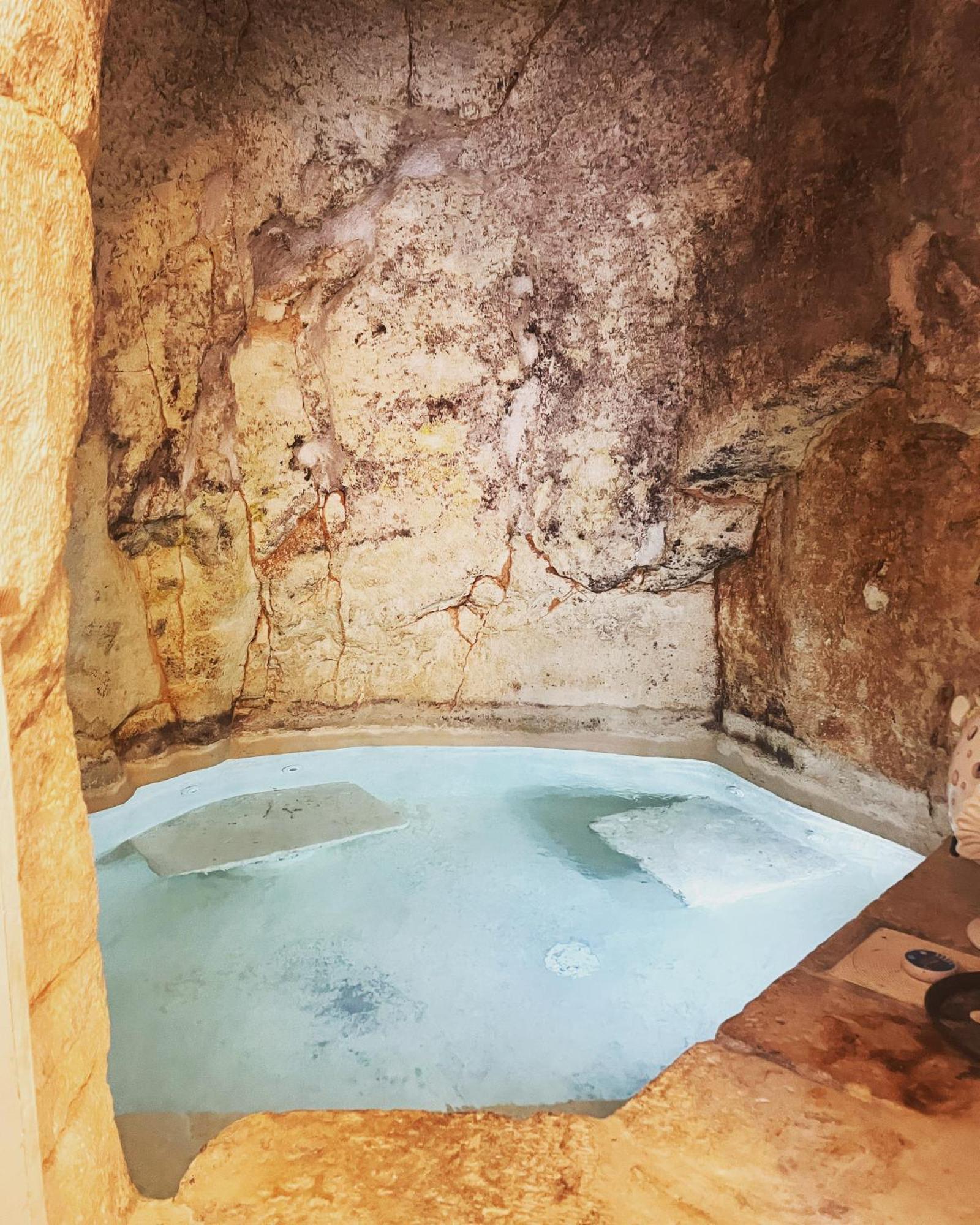 Grotta Carlotta *